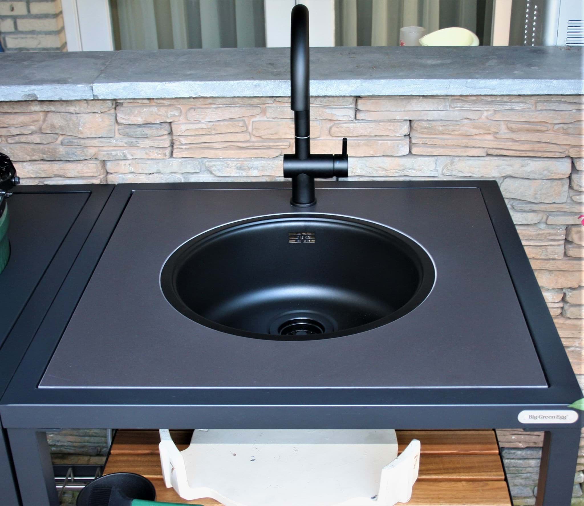 Afbeelding van DEKTON DOMOOS ZWART MET UITSPARINGEN VOOR KRAAN EN WASBAK