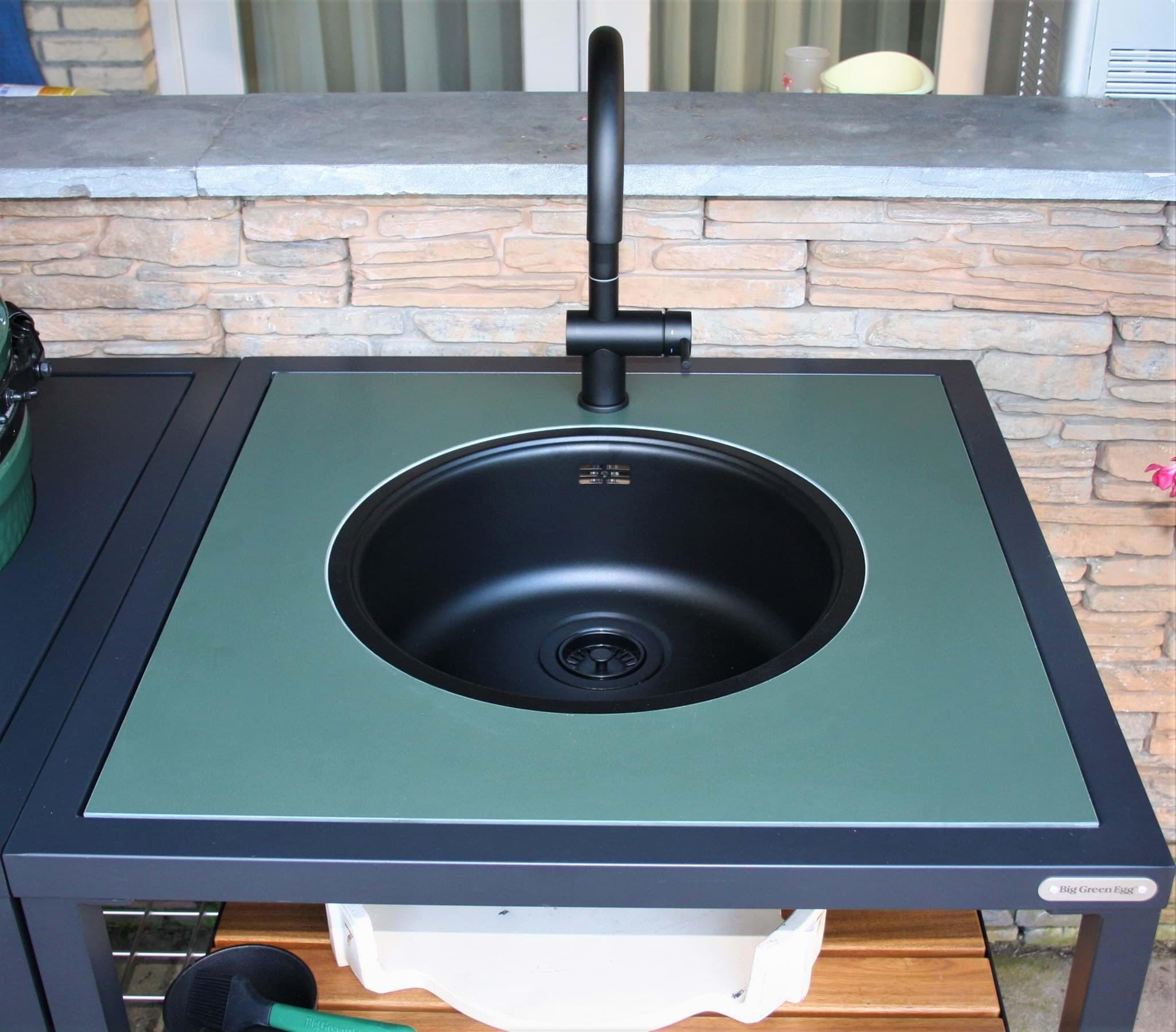 Afbeelding van DEKTON FEROE GROEN MET UITSPARINGEN VOOR KRAAN EN WASBAK